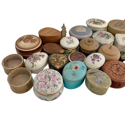 579 - Quantity of small trinket/pill boxes