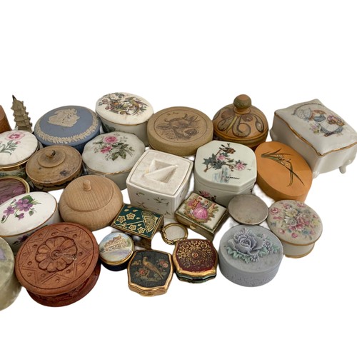 579 - Quantity of small trinket/pill boxes