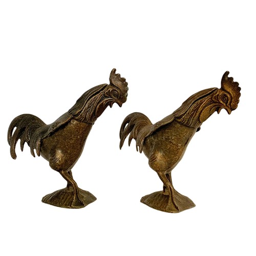 600 - Pair of early 20th century bronzed brass cockerel ashtrays. 17cm