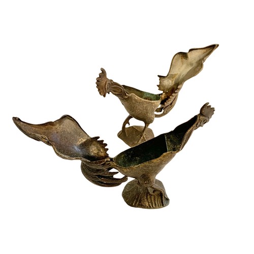 600 - Pair of early 20th century bronzed brass cockerel ashtrays. 17cm