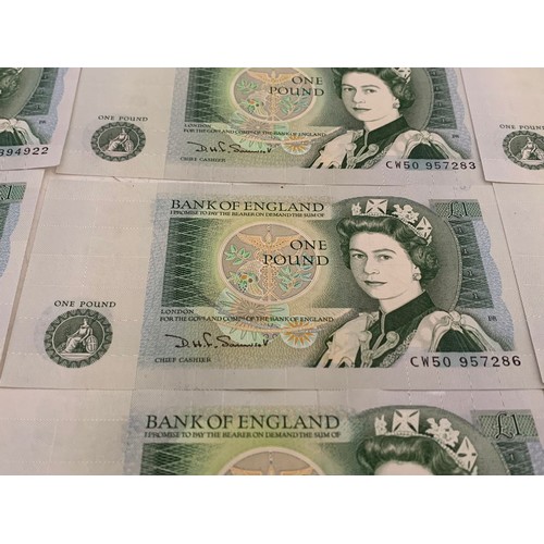 650a - 28 Bank of England uncirculated £1 notes.