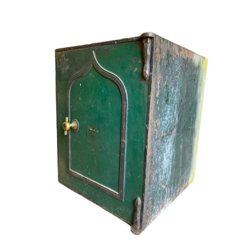 1021 - Large Edwardian safe. 61x64x76.5cm