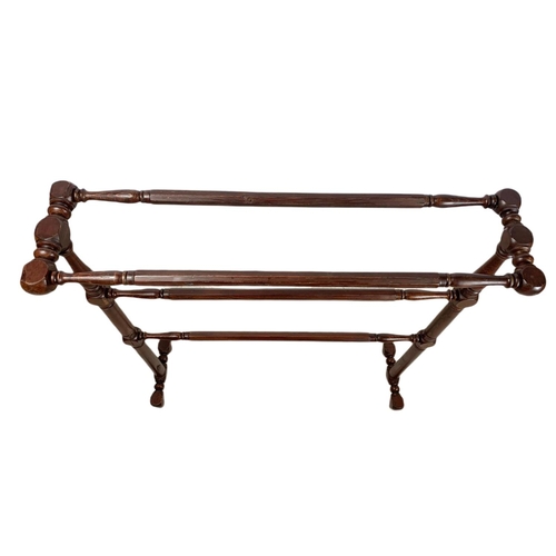 1084 - Edwardian pine towel rail. 72/18/79cm