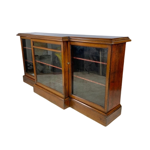 1086 - Large Victorian mahogany break front bookcase. 191/46/91cm