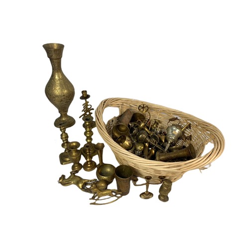 427b - Large quantity of brassware and a wicker basket.  Basket measures 61x45x25cm