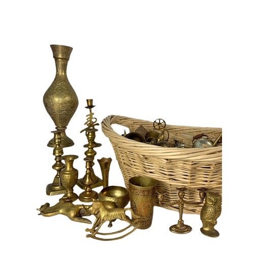 427b - Large quantity of brassware and a wicker basket.  Basket measures 61x45x25cm