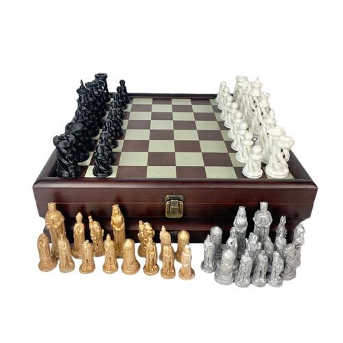 462a - Chess board with spare pieces. 40.5x40.5x12cm