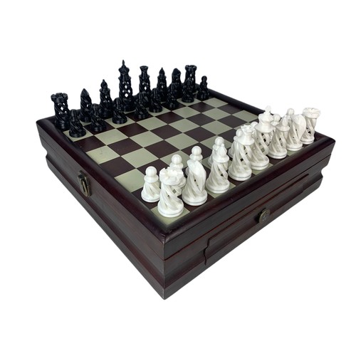 462a - Chess board with spare pieces. 40.5x40.5x12cm