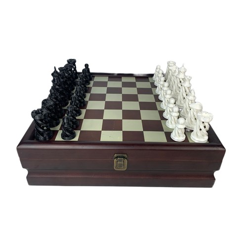 462a - Chess board with spare pieces. 40.5x40.5x12cm