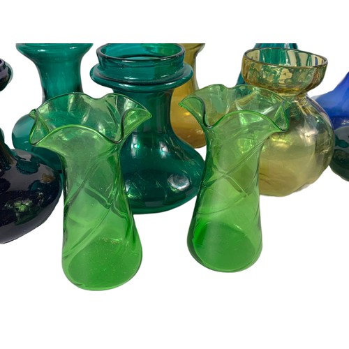 772 - Quantity of glass vases.