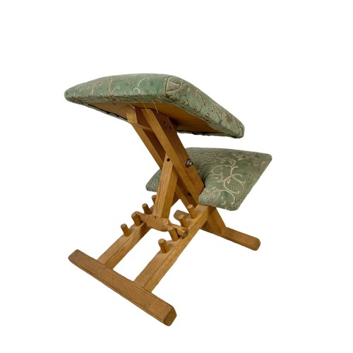 1121 - Vintage Kneeling chair.  62x63cm