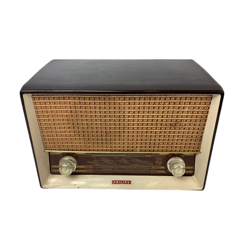 152 - Vintage Philips Bakelite radio. 34 x 18 x 24cm