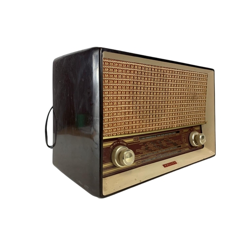 152 - Vintage Philips Bakelite radio. 34 x 18 x 24cm