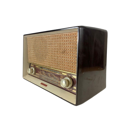 152 - Vintage Philips Bakelite radio. 34 x 18 x 24cm