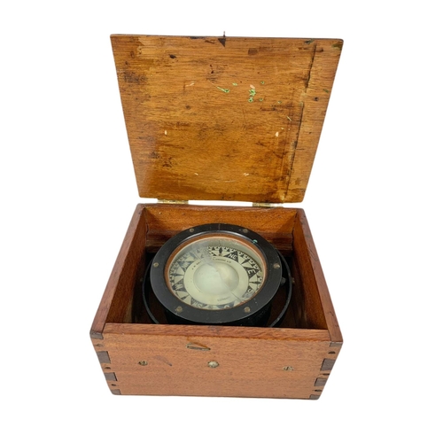 25a - Early 20th century ships compass in case. 20 x 18cm.