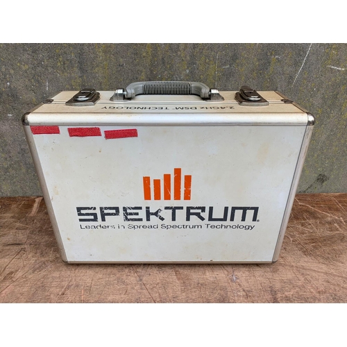 20 - pektrum DX7 AR7000 in case. Case measures 42 x 16 x 31cm