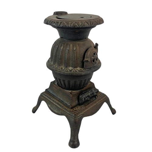 194 - Vintage miniatures cast iron stoves. Tallest is 19cm