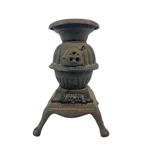 194 - Vintage miniatures cast iron stoves. Tallest is 19cm