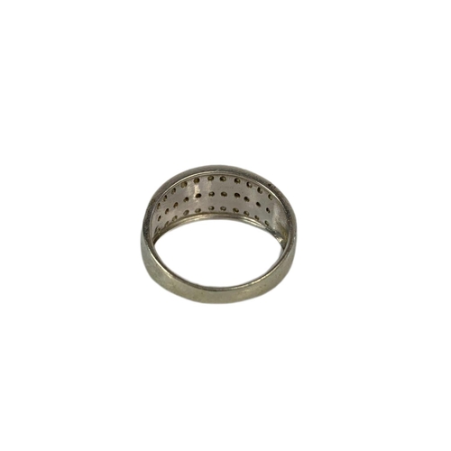 651 - 9ct white gold ring
