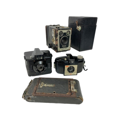 299 - Quantity of vintage cameras