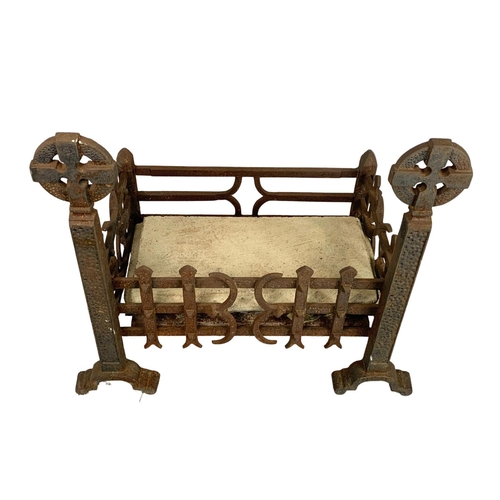 372 - Early 20th century cast iron fire grate. 61 x 35 x 53.5cm