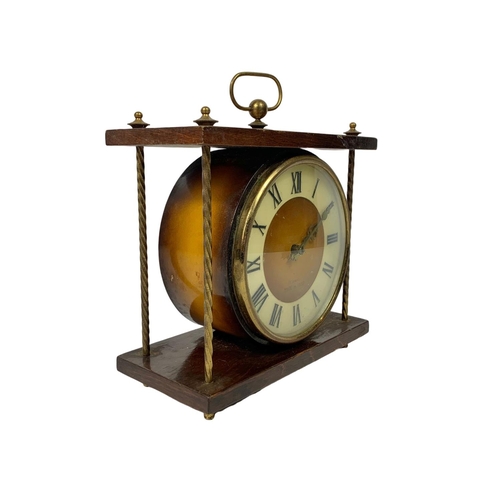 552 - Vintage mantle clock. 20 x 23cm