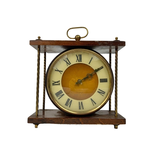 552 - Vintage mantle clock. 20 x 23cm