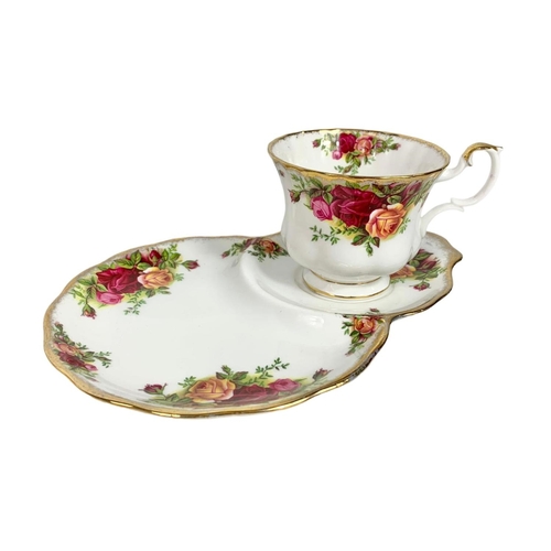 572 - 14 piece Royal Albert Old Country Roses cups and biscuit plates