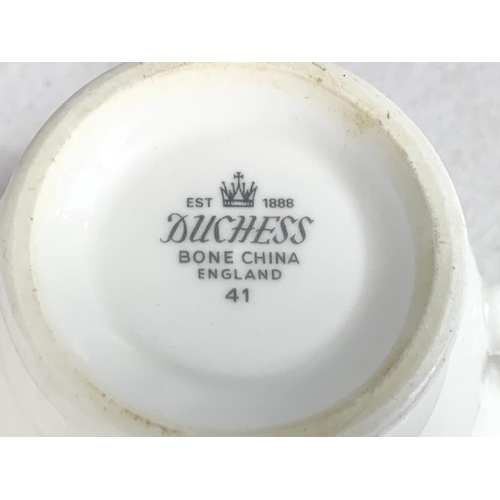 595 - Duchess tea set and dinner plates. 6 Duchess dinner plates and 18 piece tea set