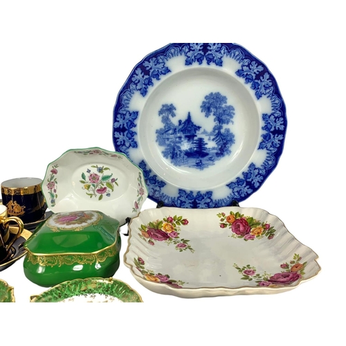 761 - Quantity of pottery. Including Limoges coffee cups and saucers, Limoges dishes and trinket box, Old ... 