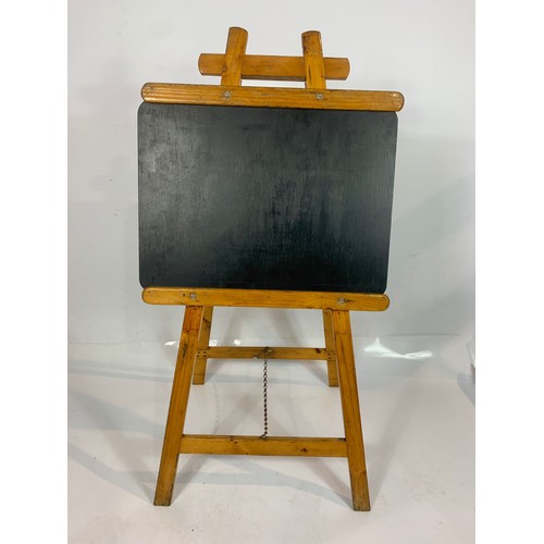 770 - Vintage folding easel. 61 x 72cm