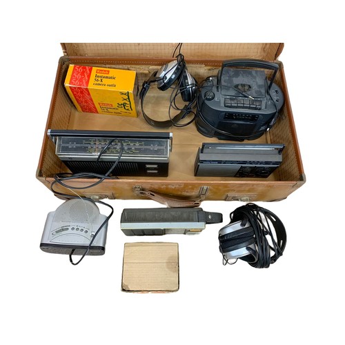 231a - Quantity of vintage radios and cameras in a vintage case. Case measures 66cm