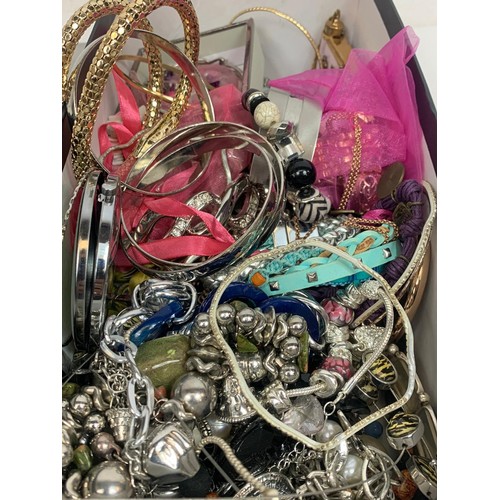 657a - Quantity of costume jewellery