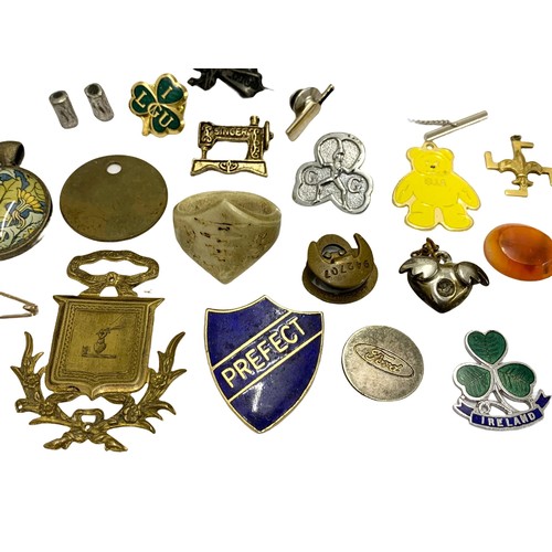 686a - Quantity of vintage badges and brooches