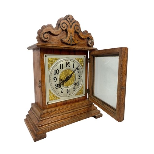 31 - Late Victorian Ansonia Clock Company oak clock. With key and pendulum. 28.5 x 14 x 40cm.