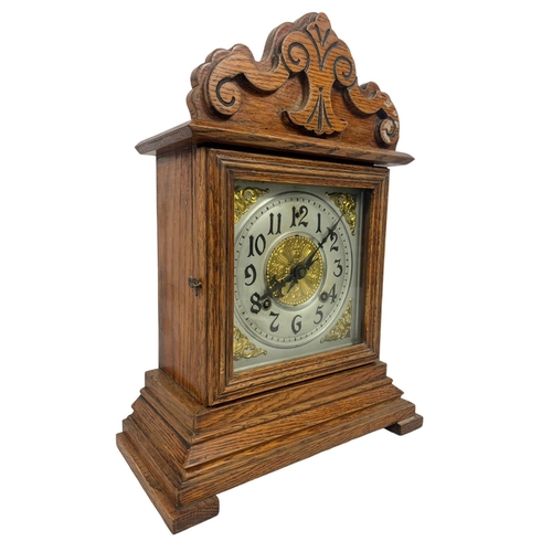 31 - Late Victorian Ansonia Clock Company oak clock. With key and pendulum. 28.5 x 14 x 40cm.