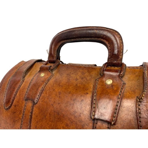 4 - Early 20th century leather doctors Gladstone bag. 38 x 25cm