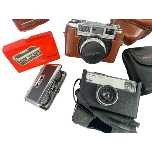 62 - Quantity of vintage cameras and flasks. Yashica Minister, Kodak Instmatic 233, Praktica, Sport Glass... 