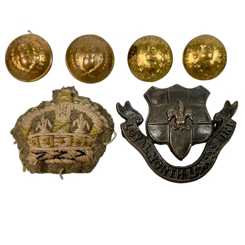 119 - Quantity of military badges and buttons.