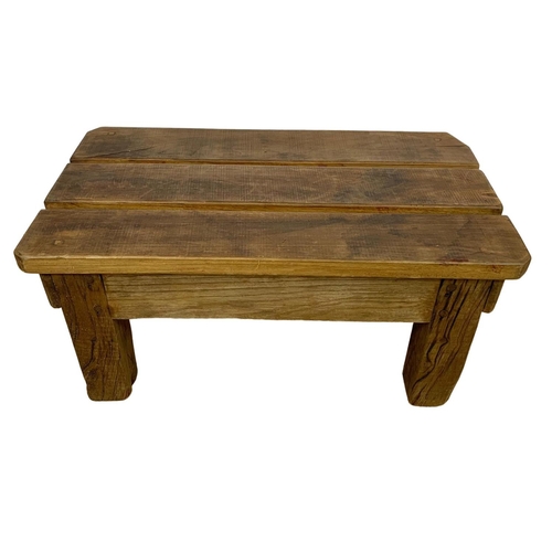 1181 - Early 20th century heavy oak coffee table. Circa 1920. 112 x 63 x 54cm