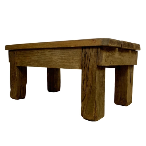 1181 - Early 20th century heavy oak coffee table. Circa 1920. 112 x 63 x 54cm