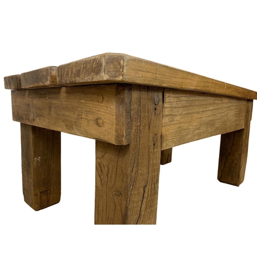 1181 - Early 20th century heavy oak coffee table. Circa 1920. 112 x 63 x 54cm