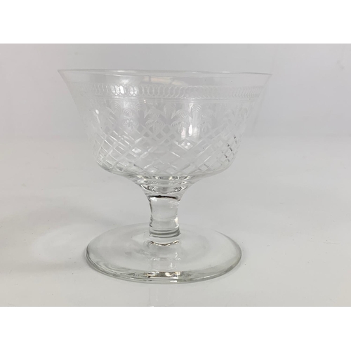 743 - Set of 6 vintage etched glass dessert/cocktail glasses. 9.5 x 8.5cm