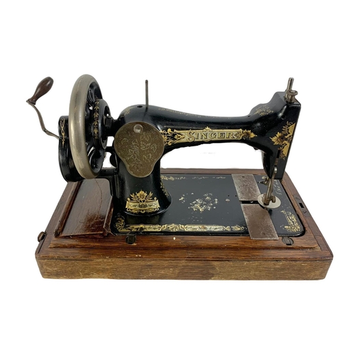 201 - An early 20th century Singer sewing machine. 44 x 24 x 30cm.