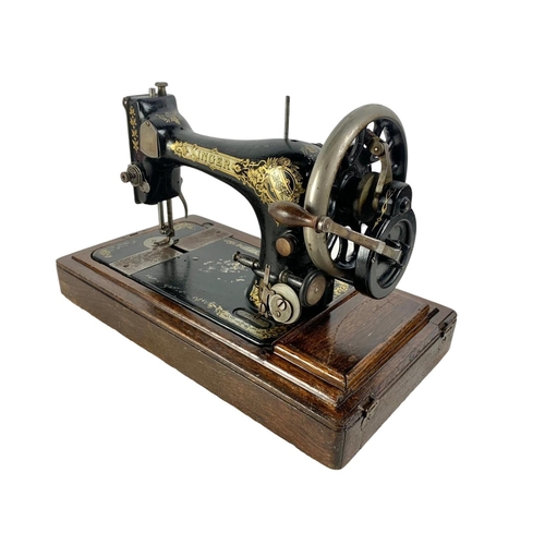 201 - An early 20th century Singer sewing machine. 44 x 24 x 30cm.