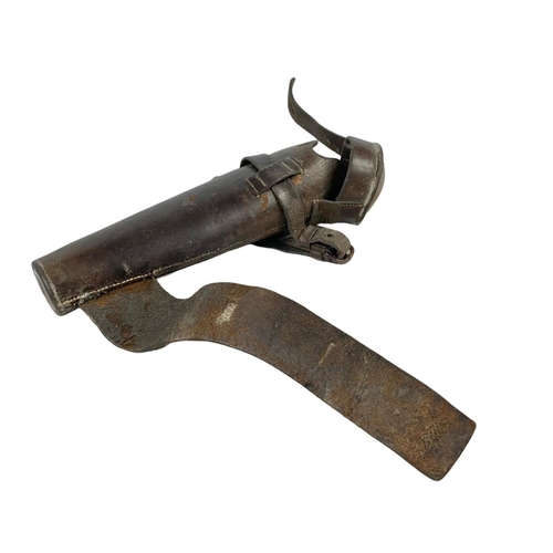 234 - A Late 19th/early 20th century leather saddle hip hunting flask holder.  24cm.