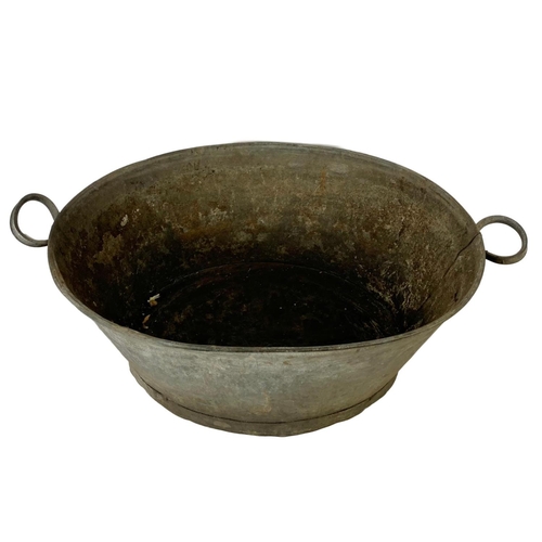 282 - A large early 20th century galvanised tub and a watering can. 85 x 55 x 32