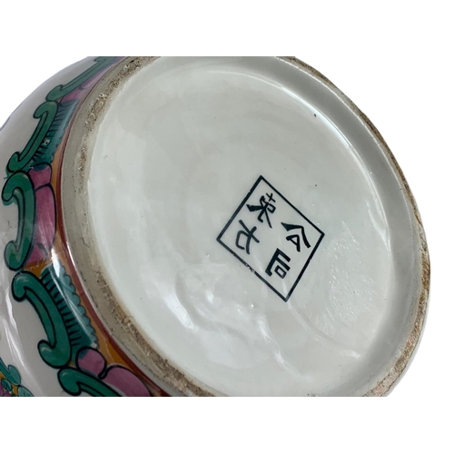 397 - Large Japanese pot. 41.5cm