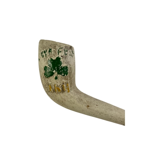 43 - An early 20th century Sinn Fein Abu clay pipe. Circa 1905-1916. 13cm