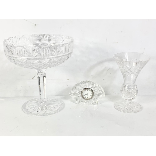 465 - Quantity crystal. Including a set of 4 glasses, a decanter, comport, vase and a clock.